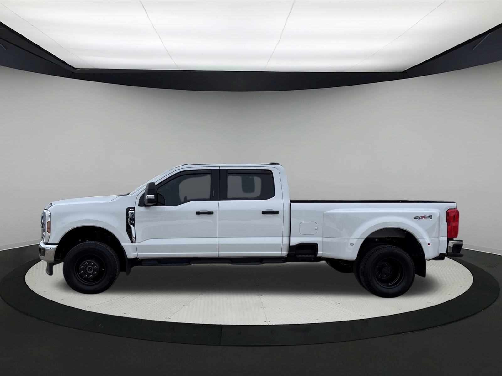 Used 2024 Ford F350 XLT w/ Snow Plow/Camper Package image 4