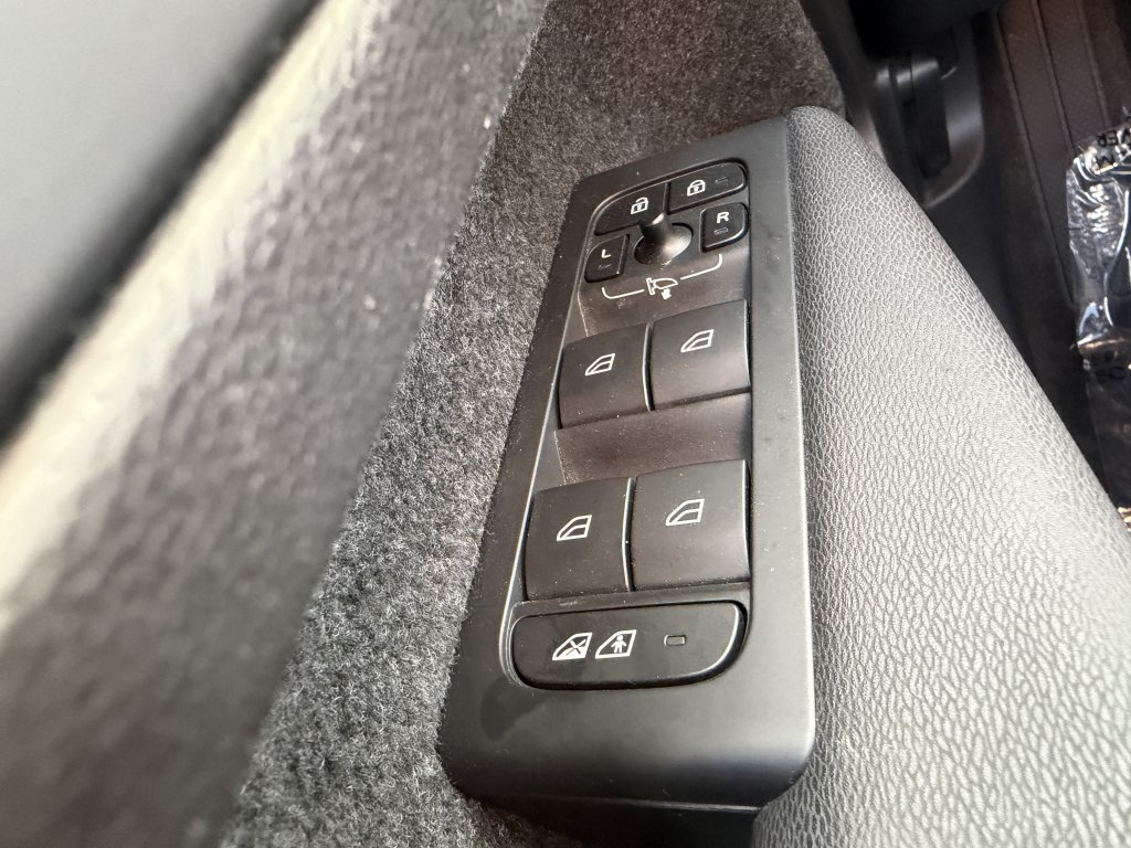 Used 2023 Volvo XC40 Recharge Ultimate AWD/4WD image 28