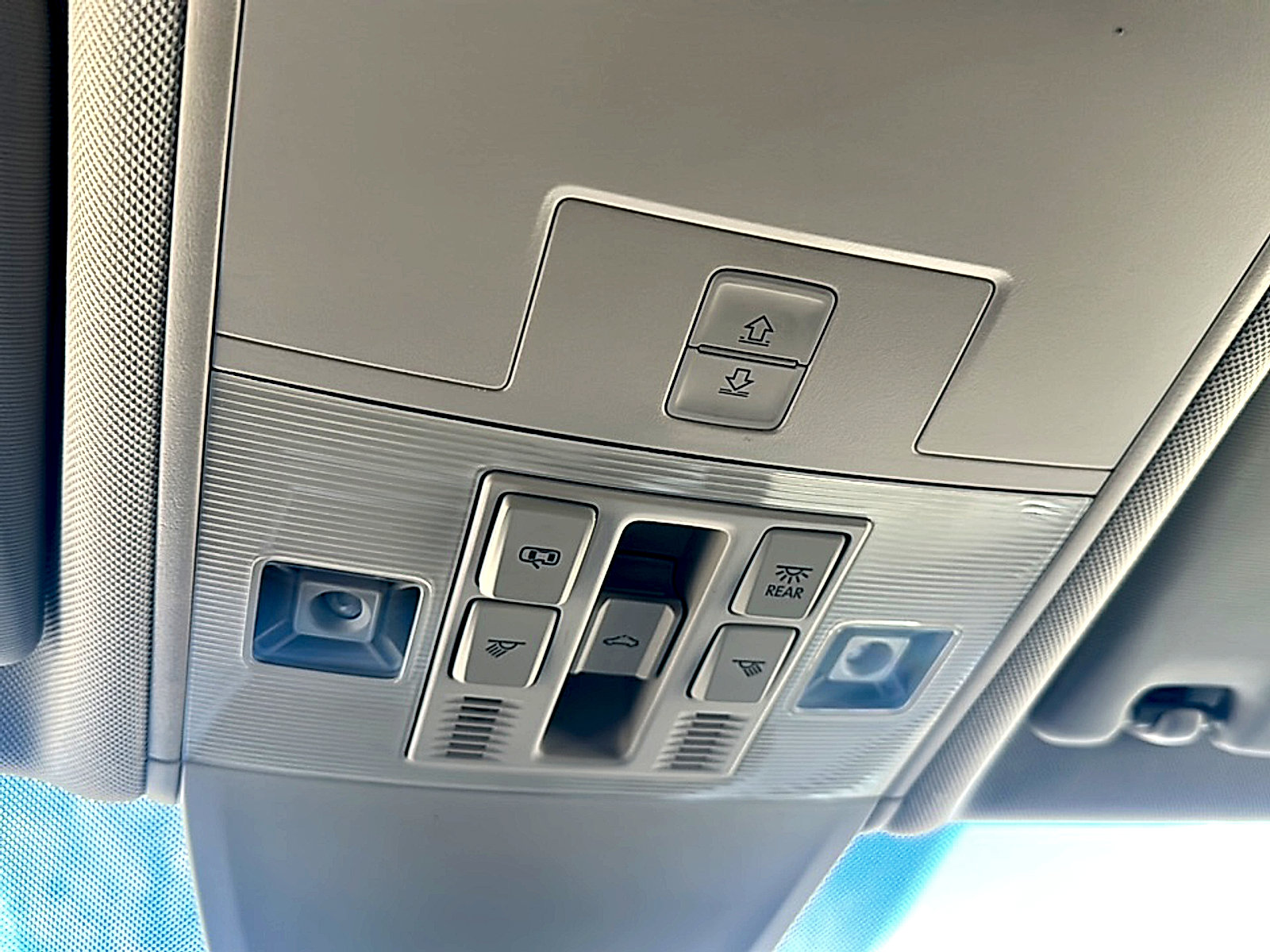 Used 2024 Volkswagen Tiguan SE w/ Panoramic Sunroof Package image 36