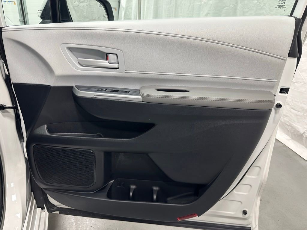 Used 2025 Toyota Sienna LE FWD image 57