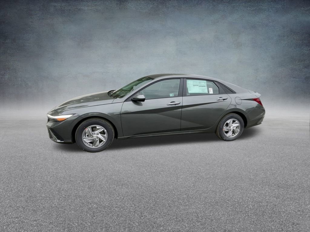 Used 2025 Hyundai Elantra SE image 11