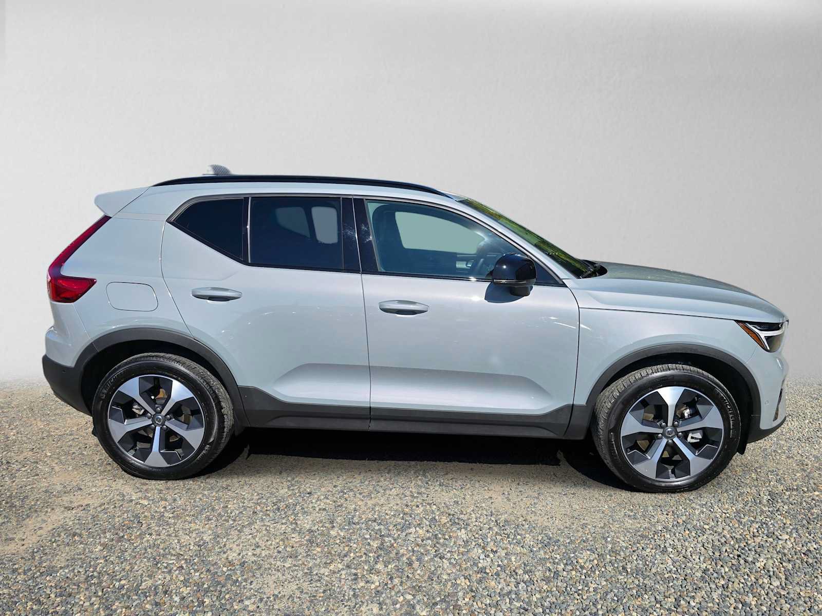 Used 2026 Volvo XC40 B5 Plus w/ Protection Package Premier AWD/4WD image 2