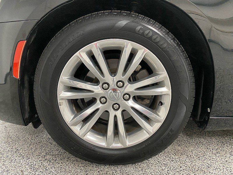 Used 2017 Chrysler 300 C image 19