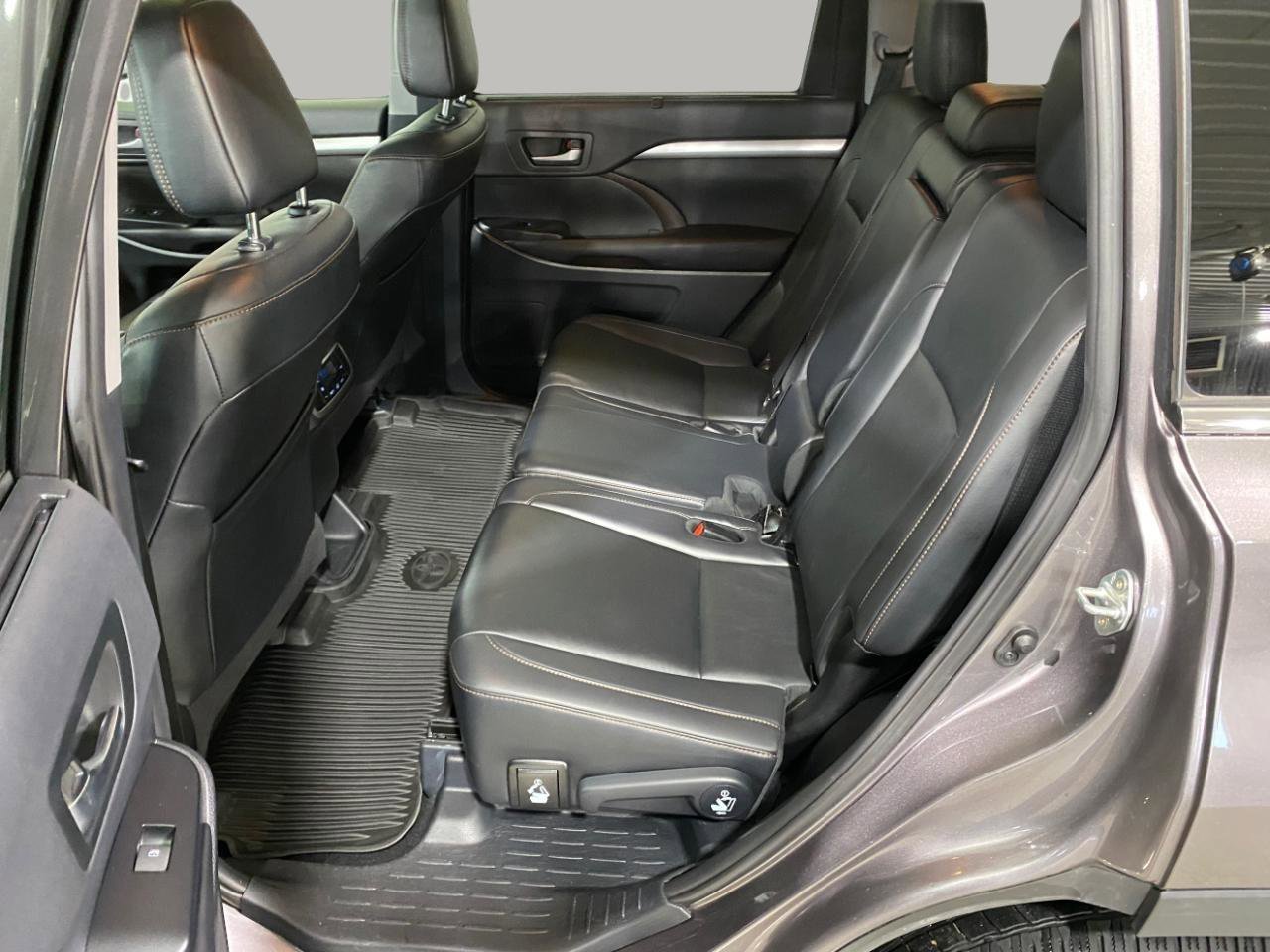 Used 2019 Toyota Highlander XLE AWD/4WD image 14