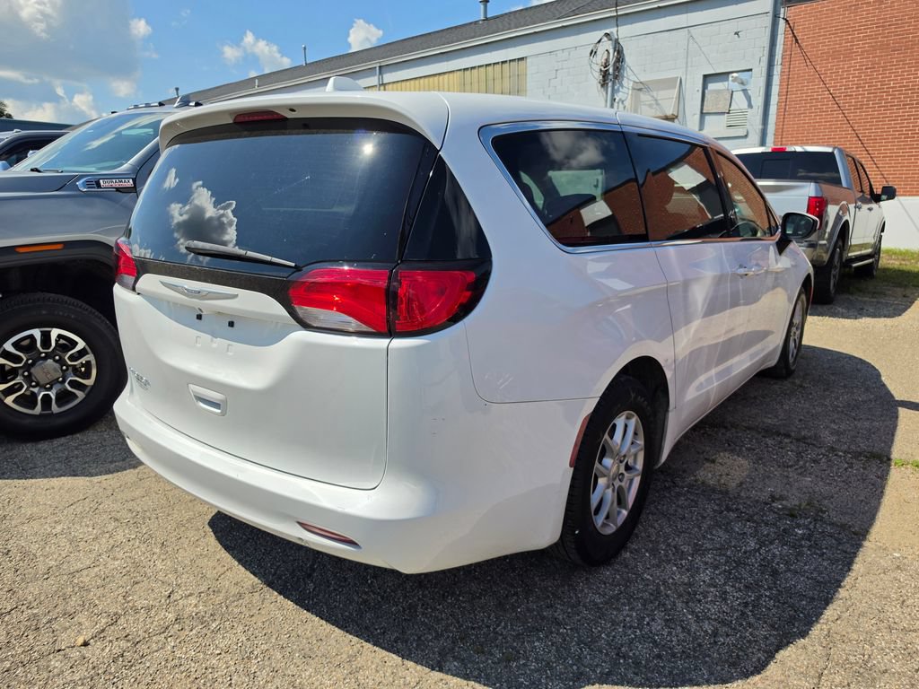 Used 2017 Chrysler Pacifica LX FWD image 2