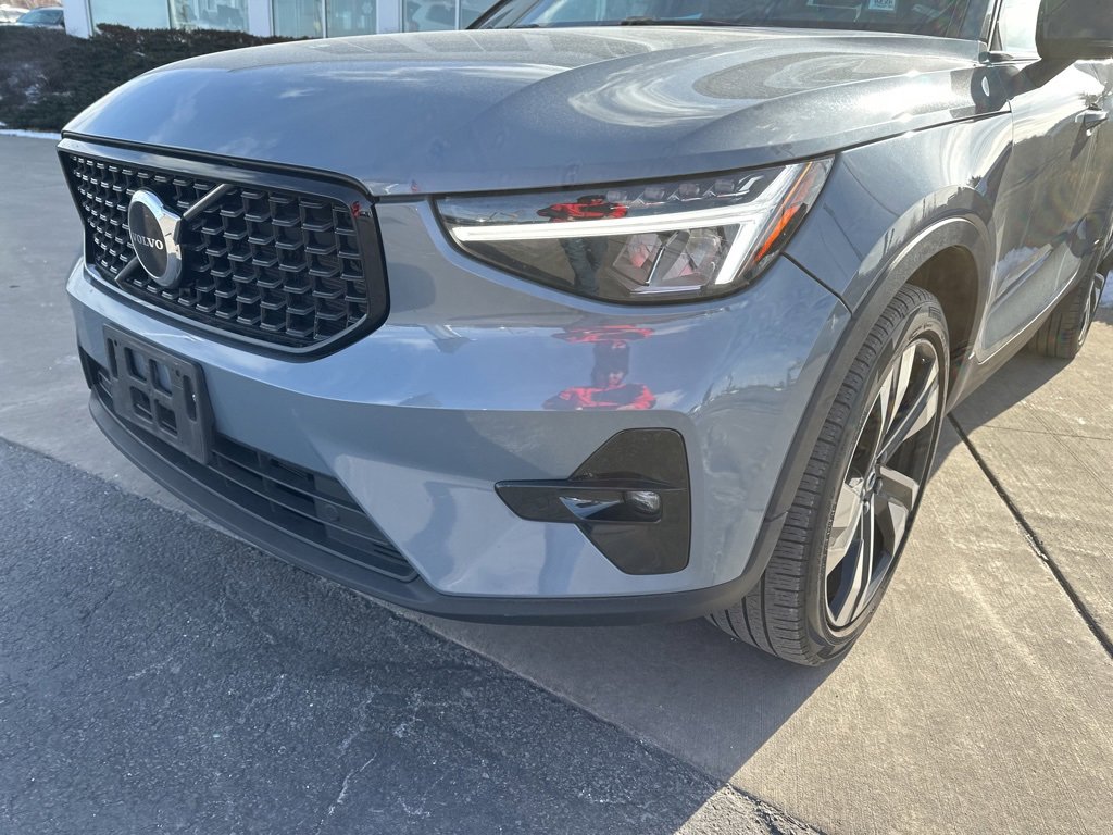 Certified 2023 Volvo XC40 B5 Ultimate w/ Protection Package Premier image 11