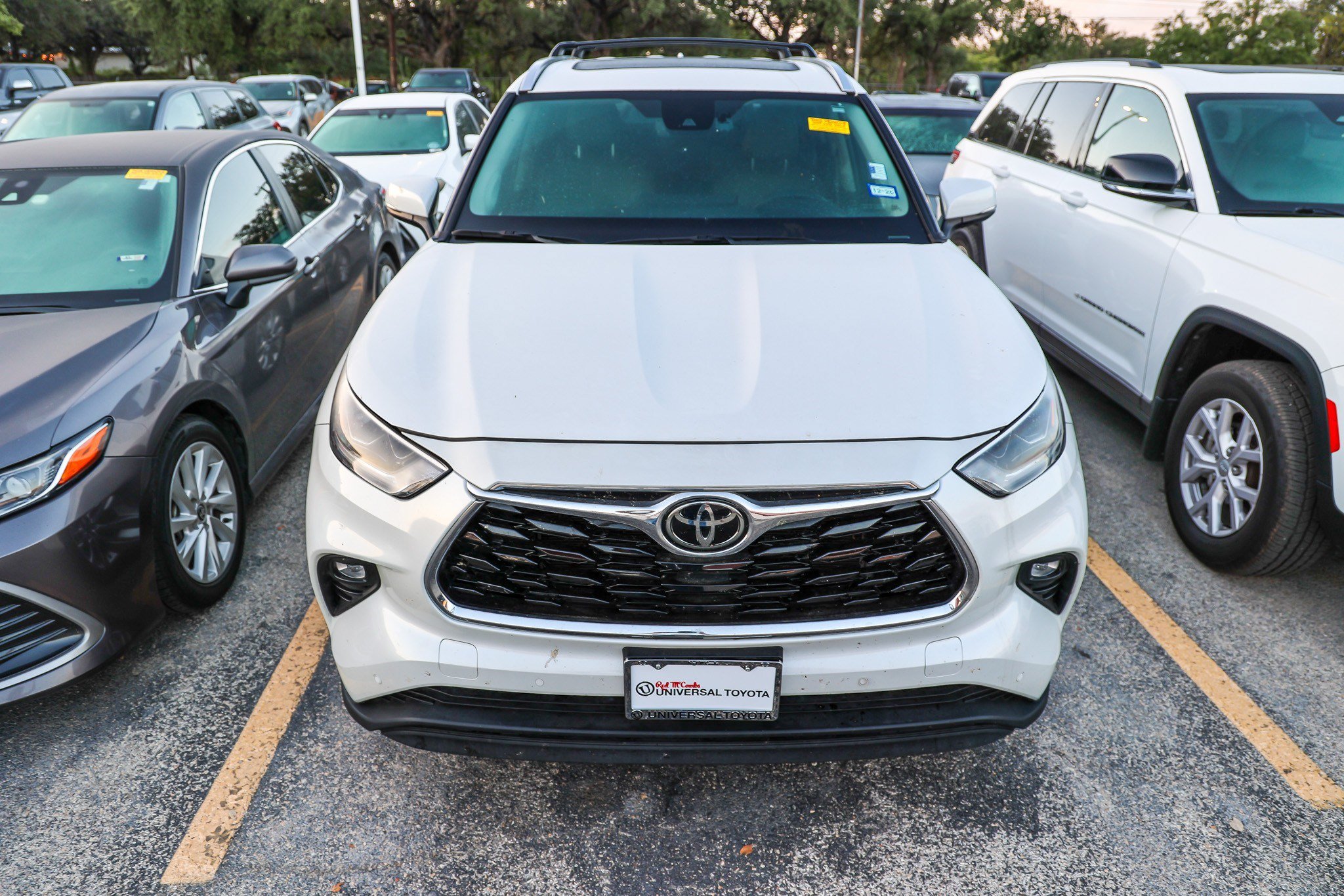 Used 2024 Toyota Highlander Limited FWD image 5
