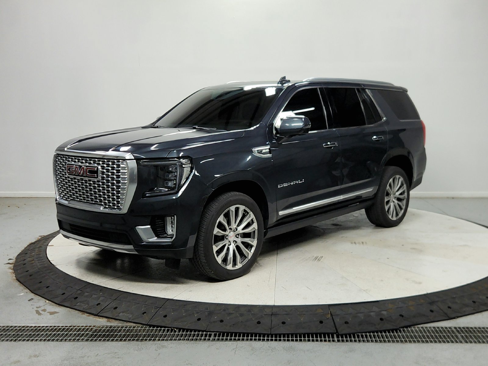 Used 2021 GMC Yukon Denali w/ Denali Premium Package AWD/4WD image 4