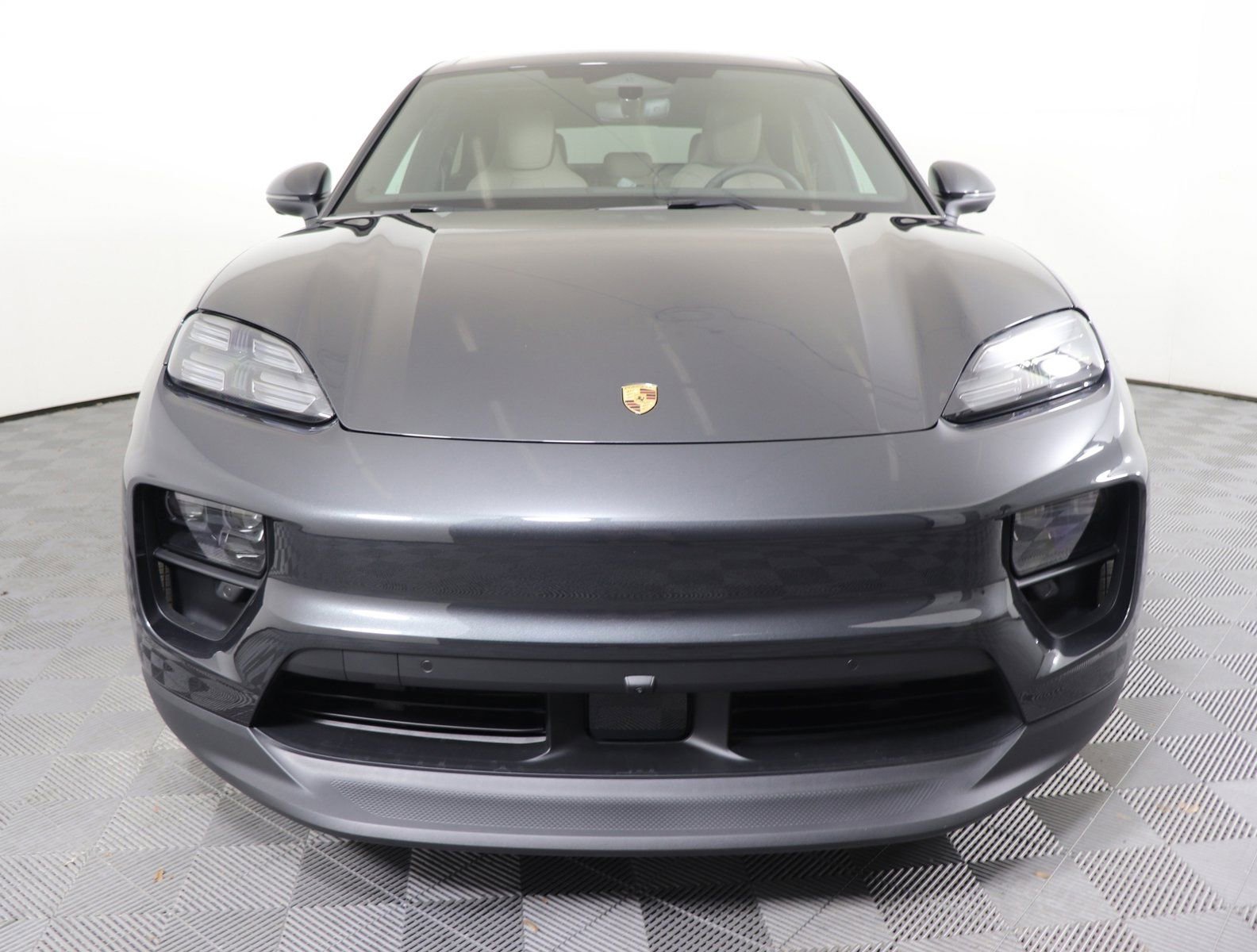 Certified 2025 Porsche Macan Electric RWD image 8