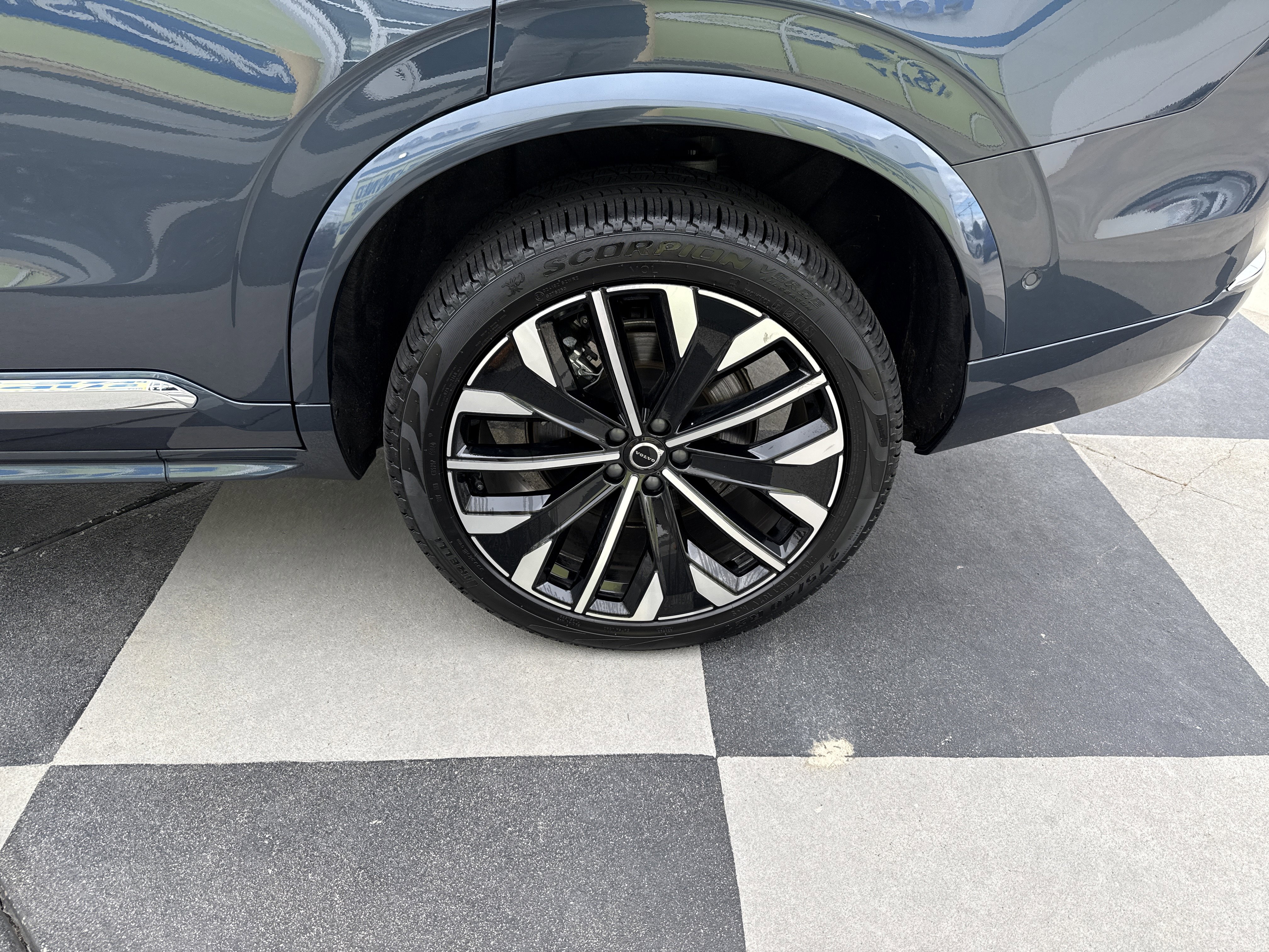 Used 2025 Volvo XC90 B6 Plus image 13