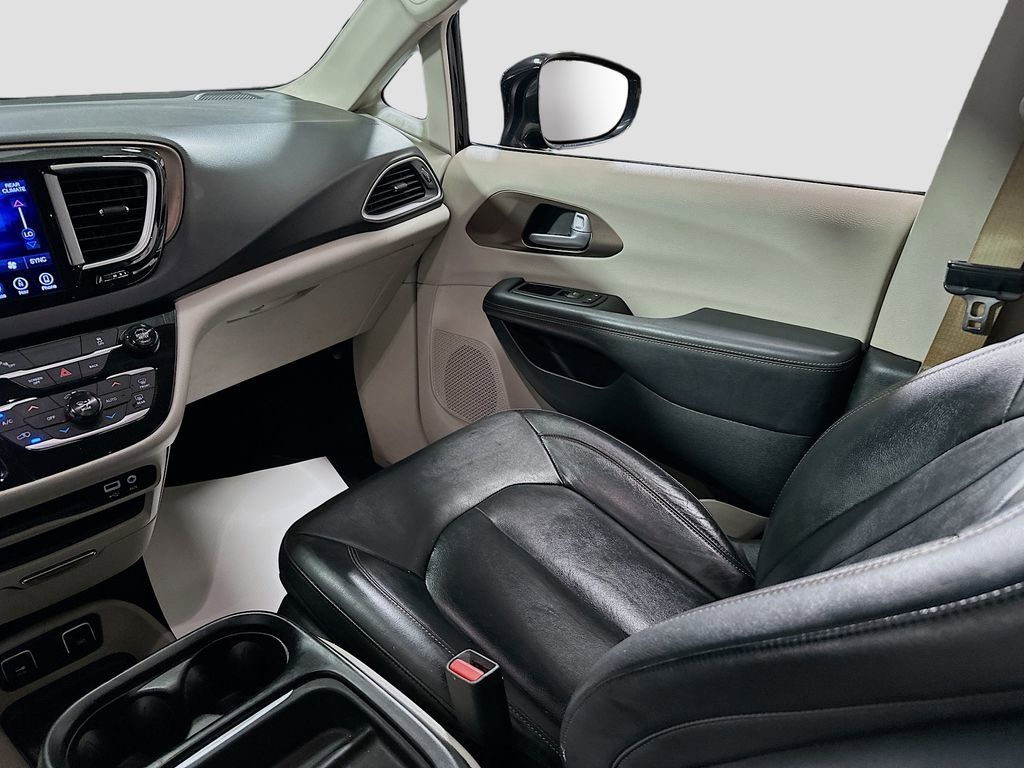 Used 2017 Chrysler Pacifica Touring-L image 23