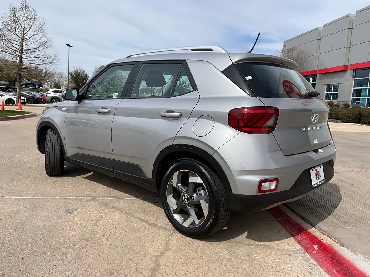 Used 2025 Hyundai Venue SEL image 8