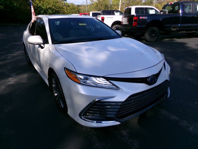 Used 2022 Toyota Camry XLE image 2