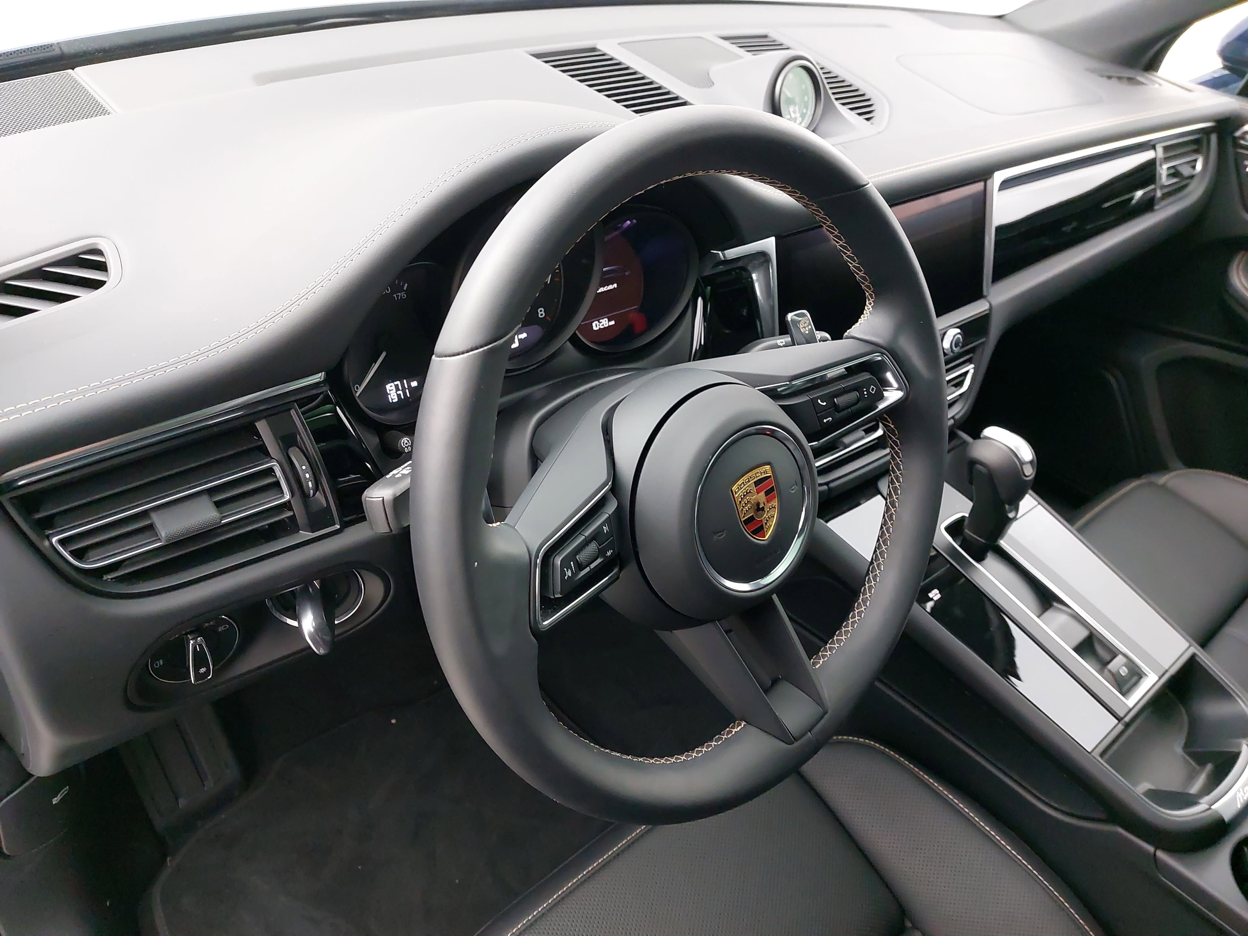 Certified 2026 Porsche Macan image 4