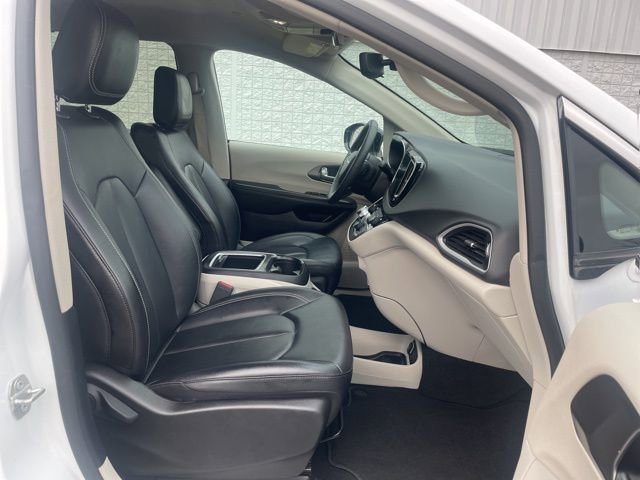Used 2024 Chrysler Pacifica Touring-L image 16