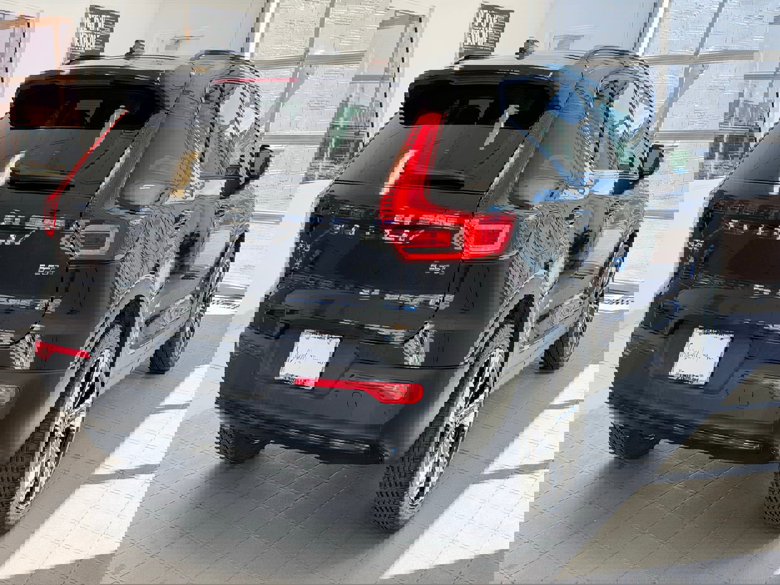 Certified 2025 Volvo XC40 B5 Plus image 6