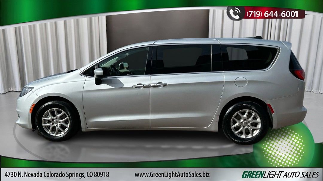 Used 2023 Chrysler Voyager LX image 2