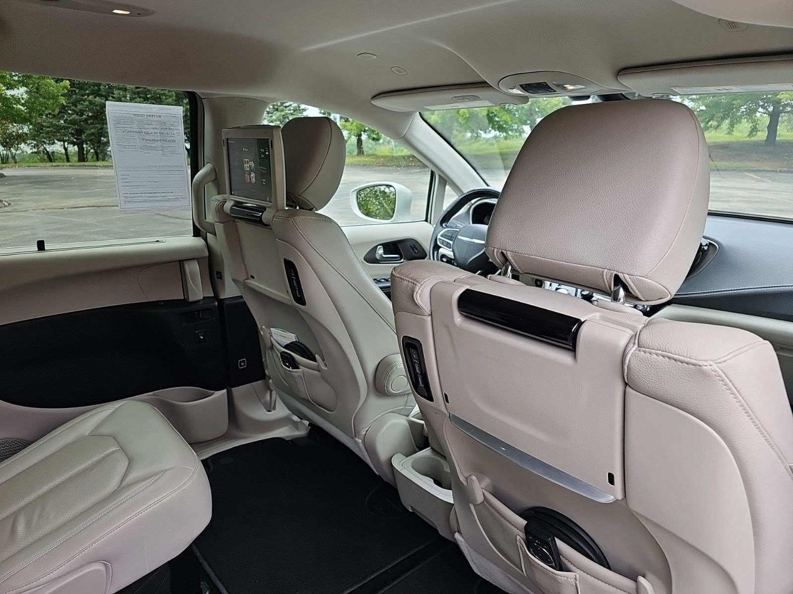 Used 2021 Chrysler Pacifica Touring-L w/ Uconnect Theater Family Group FWD image 17