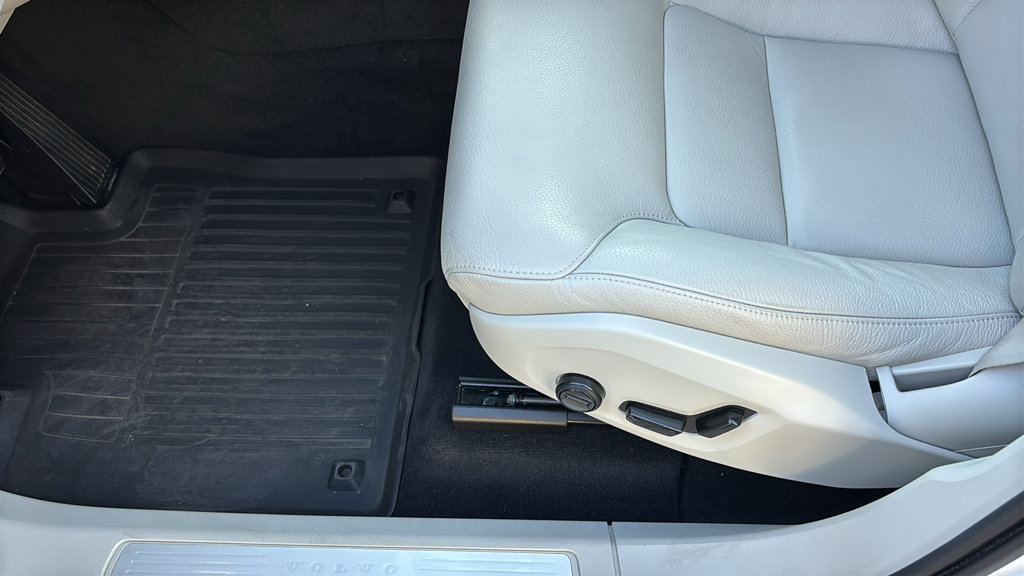 Certified 2024 Volvo XC60 B5 Plus w/ Protection Package Premier AWD/4WD image 26
