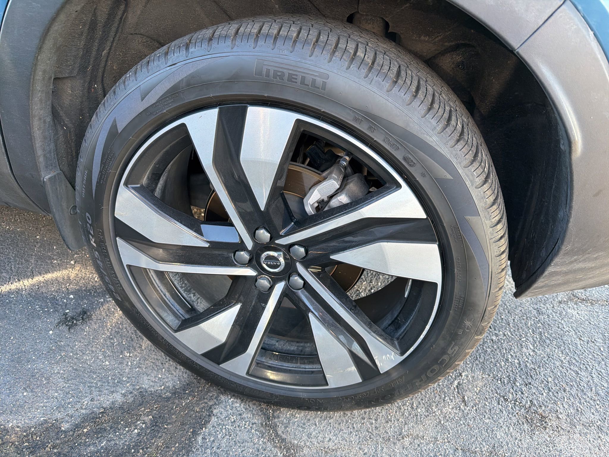 Used 2023 Volvo XC40 B5 Plus w/ Protection Package Premier image 11