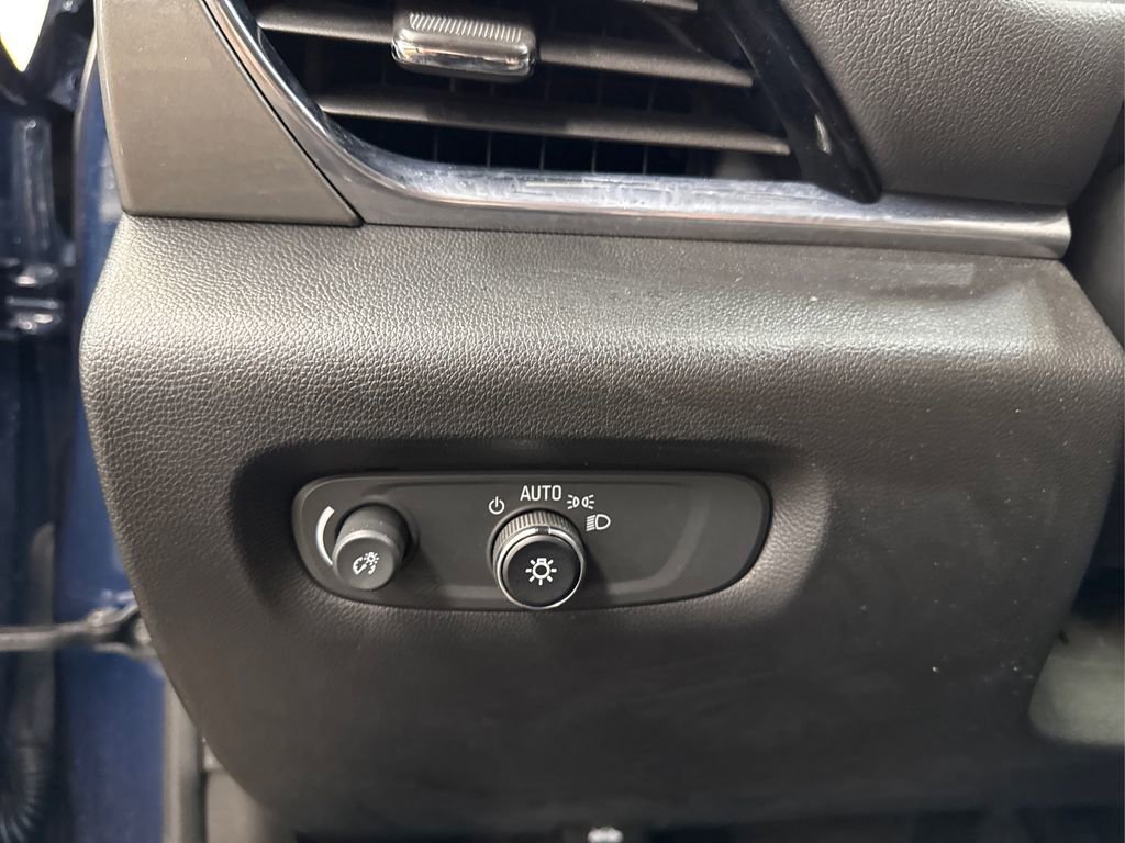 Used 2023 Chevrolet Traverse LT image 25