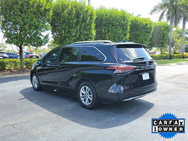 Used 2023 Toyota Sienna Limited FWD image 6