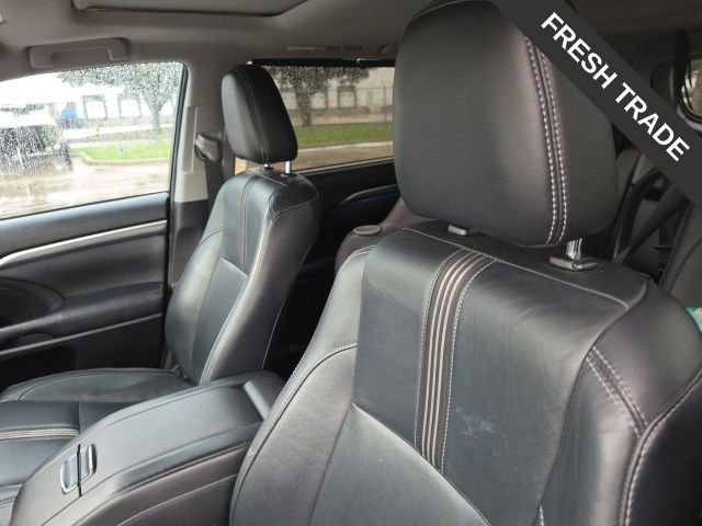 Used 2017 Toyota Highlander SE AWD/4WD image 5