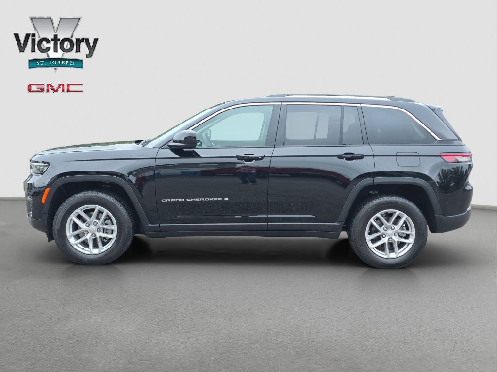 Used 2023 Jeep Grand Cherokee Laredo X AWD/4WD image 6