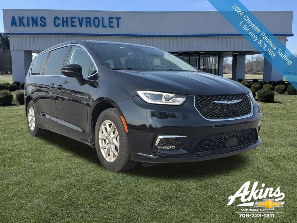 Used 2024 Chrysler Pacifica Touring-L FWD image 4