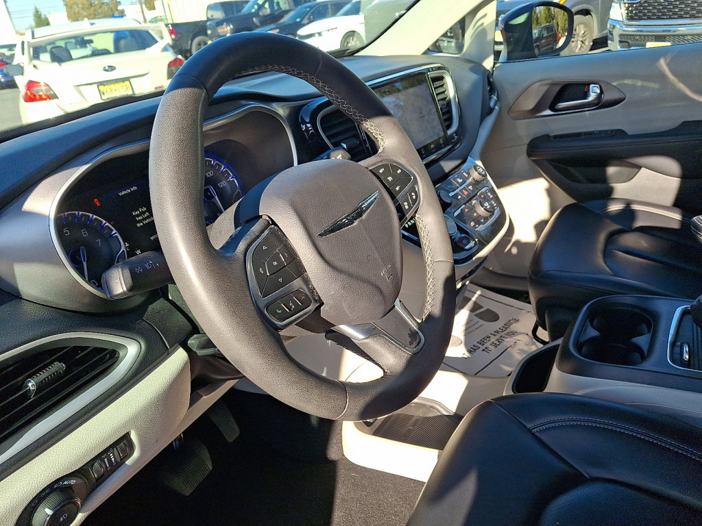 Certified 2023 Chrysler Pacifica Touring-L image 24