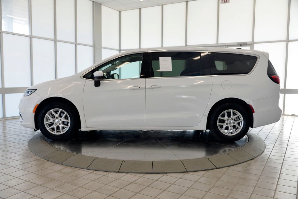 Used 2023 Chrysler Pacifica Touring-L FWD image 5