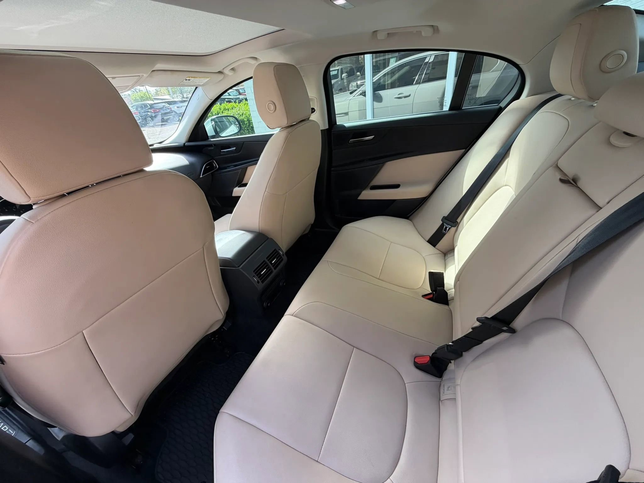 Used 2019 Jaguar XE Premium image 17