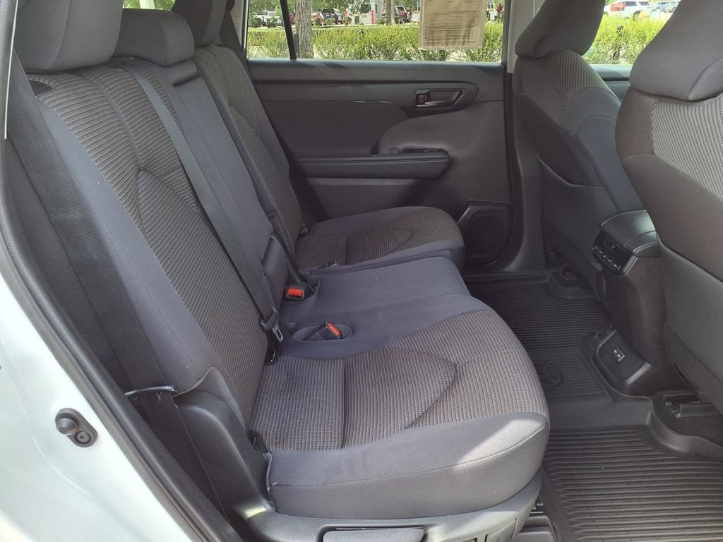 Used 2022 Toyota Highlander LE FWD image 15