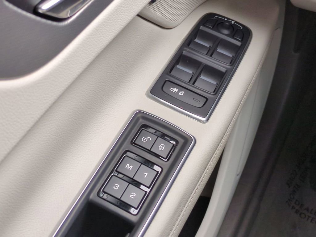 Used 2016 Jaguar XF Prestige image 24