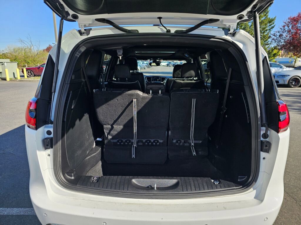 Used 2026 Chrysler Pacifica Limited image 18