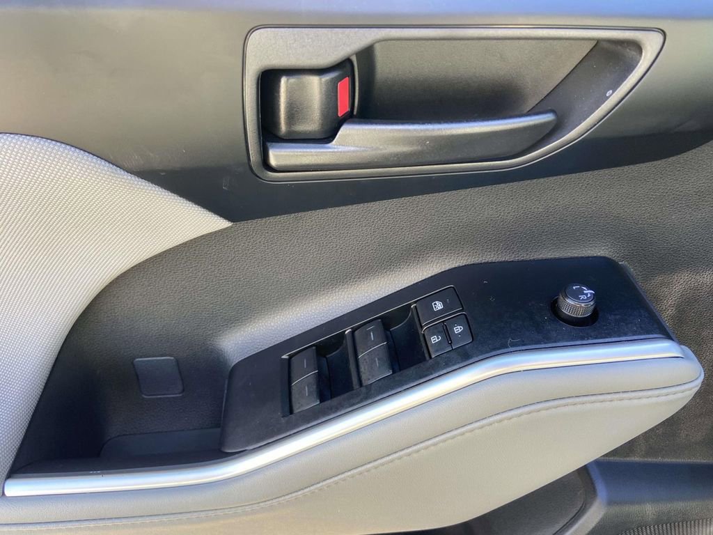 Used 2025 Toyota Highlander LE image 16