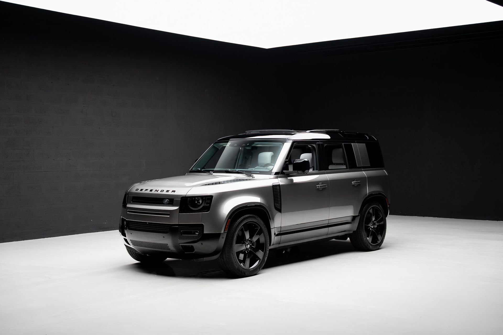 Used 2025 Land Rover Defender 110 X-Dynamic SE AWD/4WD image 4