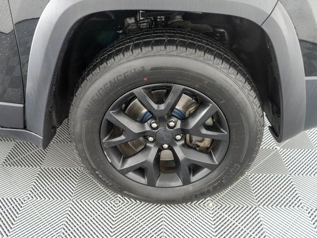 Used 2018 Jeep Cherokee Trailhawk w/ Cold Weather Group image 30