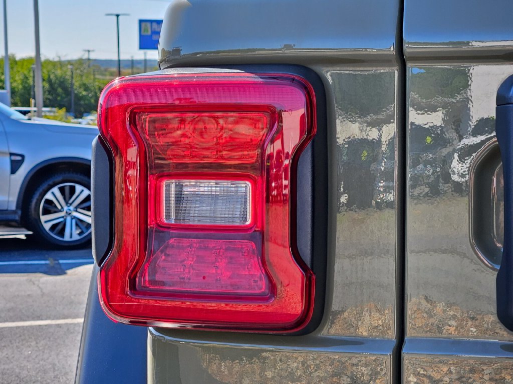 Used 2025 Jeep Wrangler Unlimited Rubicon AWD/4WD image 9