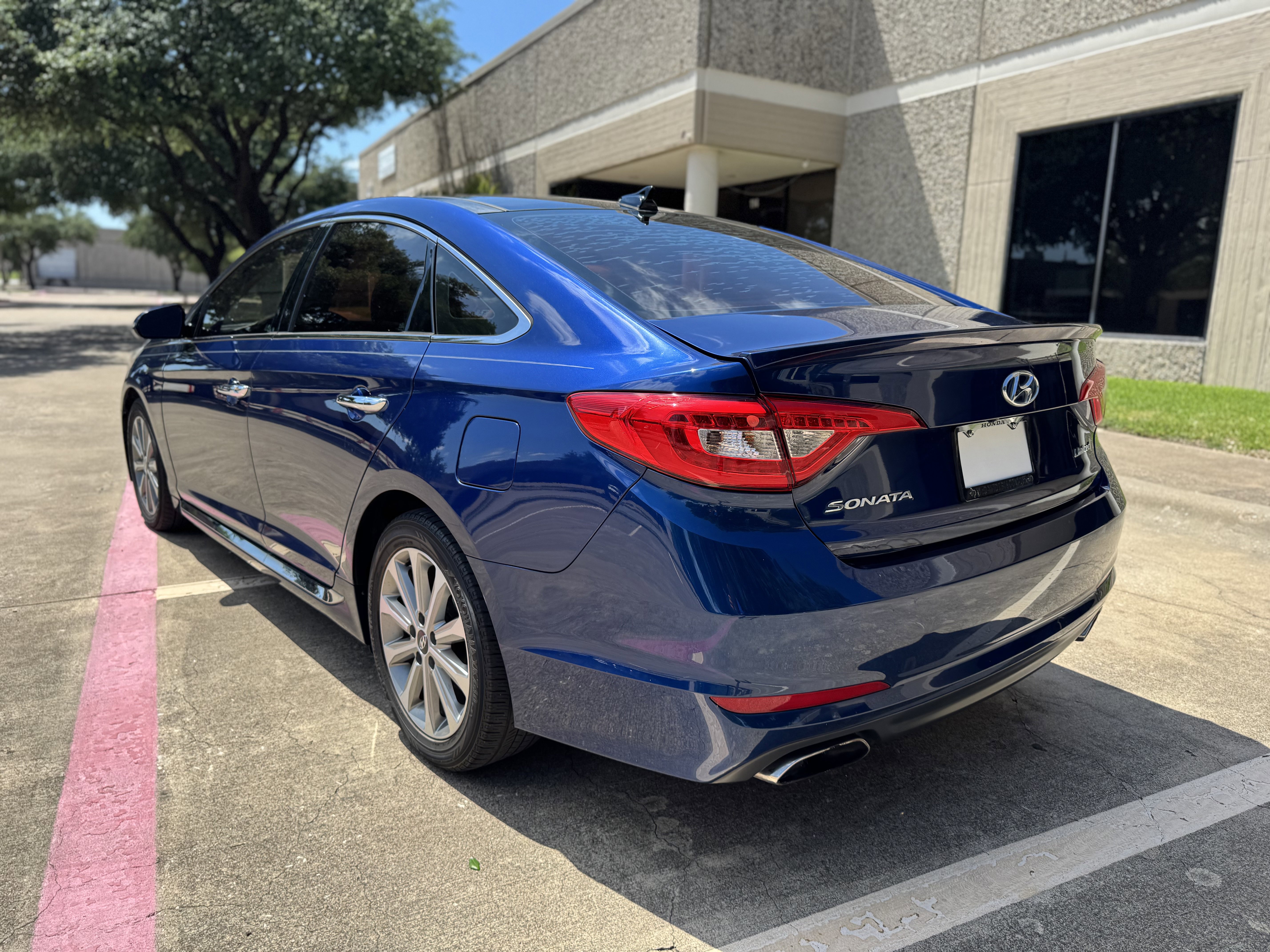 Used 2016 Hyundai Sonata Limited w/ Option Group 04 FWD image 3