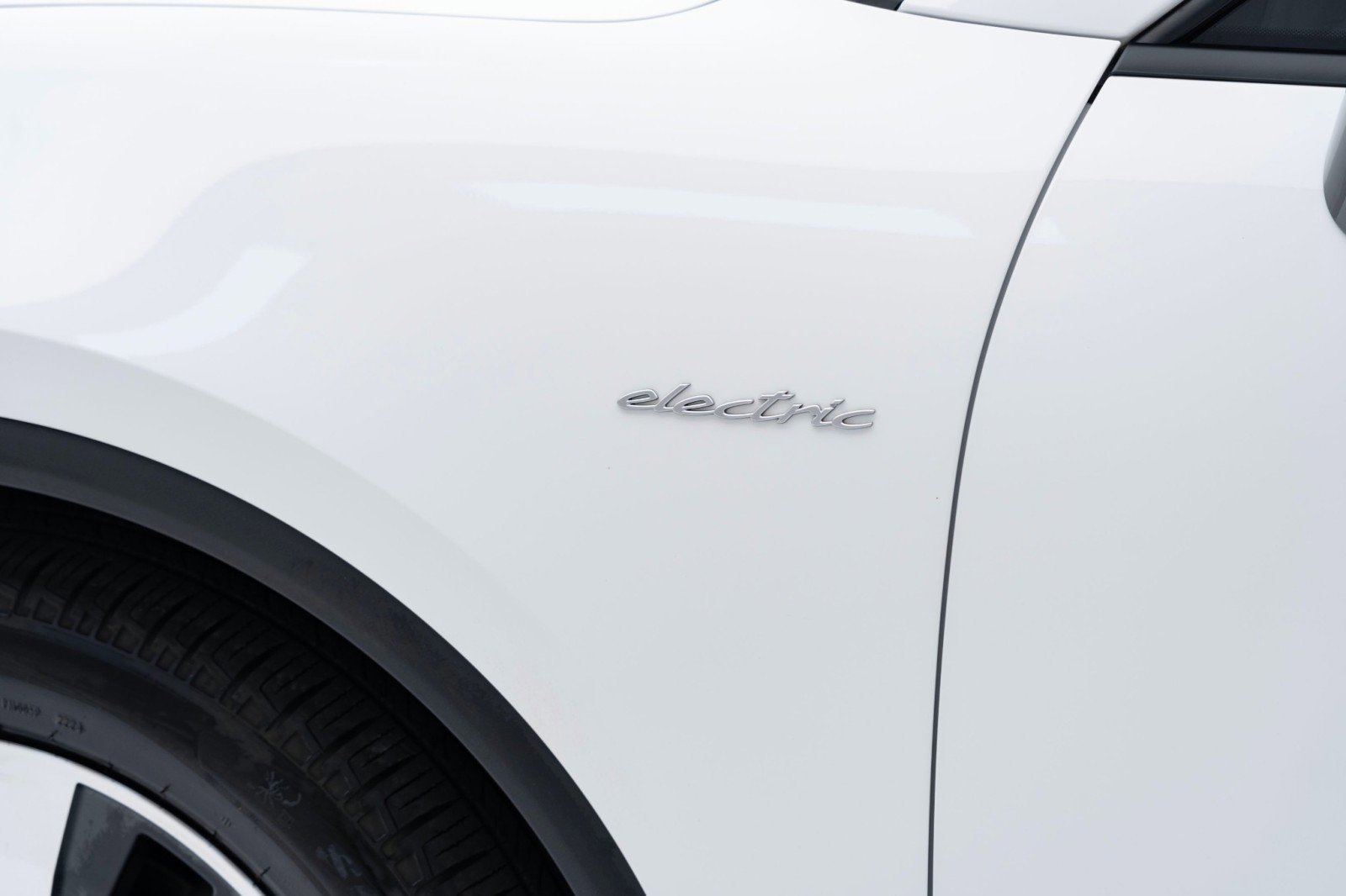 Certified 2024 Porsche Macan 4 Electric image 13