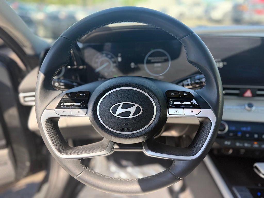 Used 2024 Hyundai Elantra Limited FWD image 12