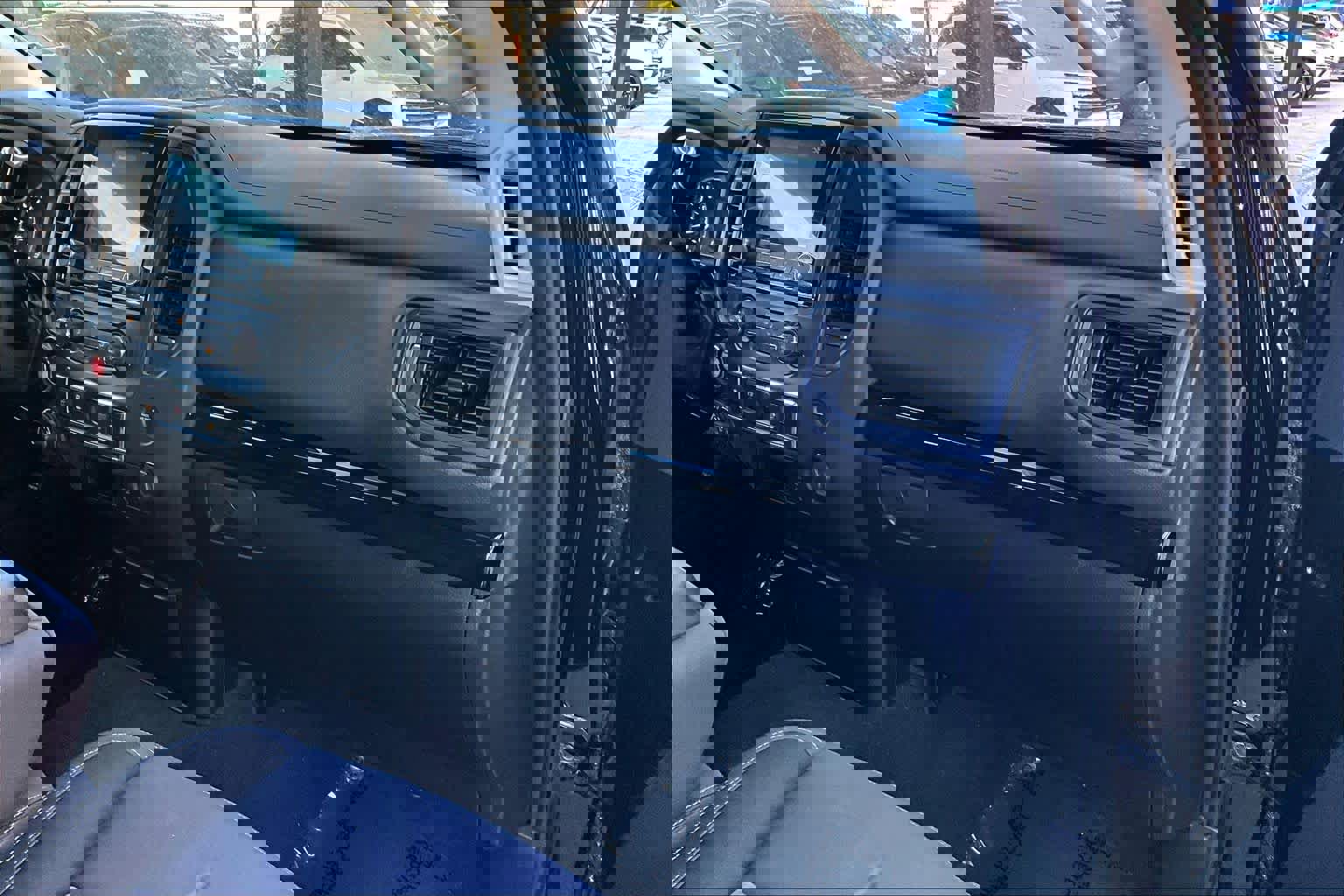 Used 2022 Nissan Titan SV image 17