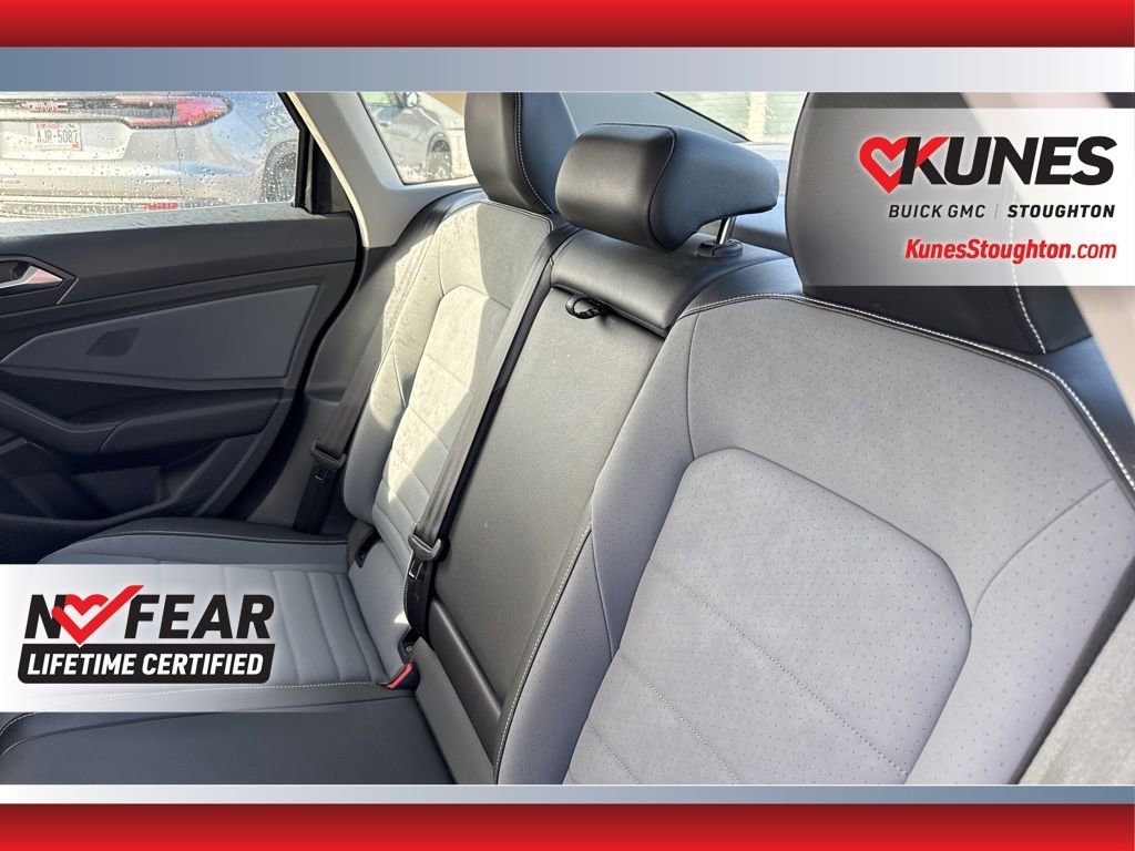Used 2025 Volkswagen Jetta SE image 38