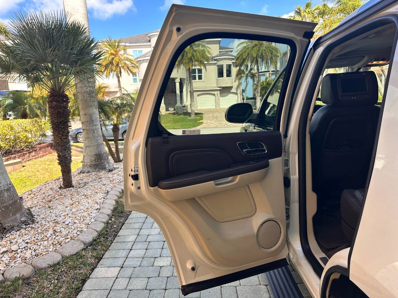 Used 2011 Cadillac Escalade Platinum image 63