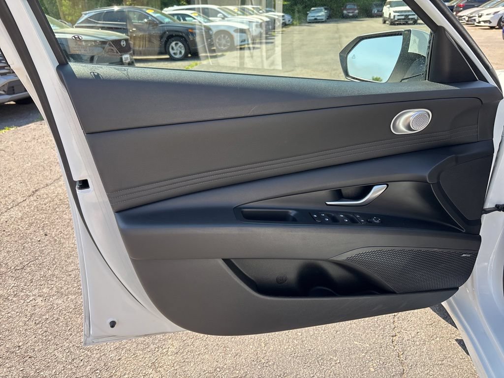 Used 2023 Hyundai Elantra Limited FWD image 16