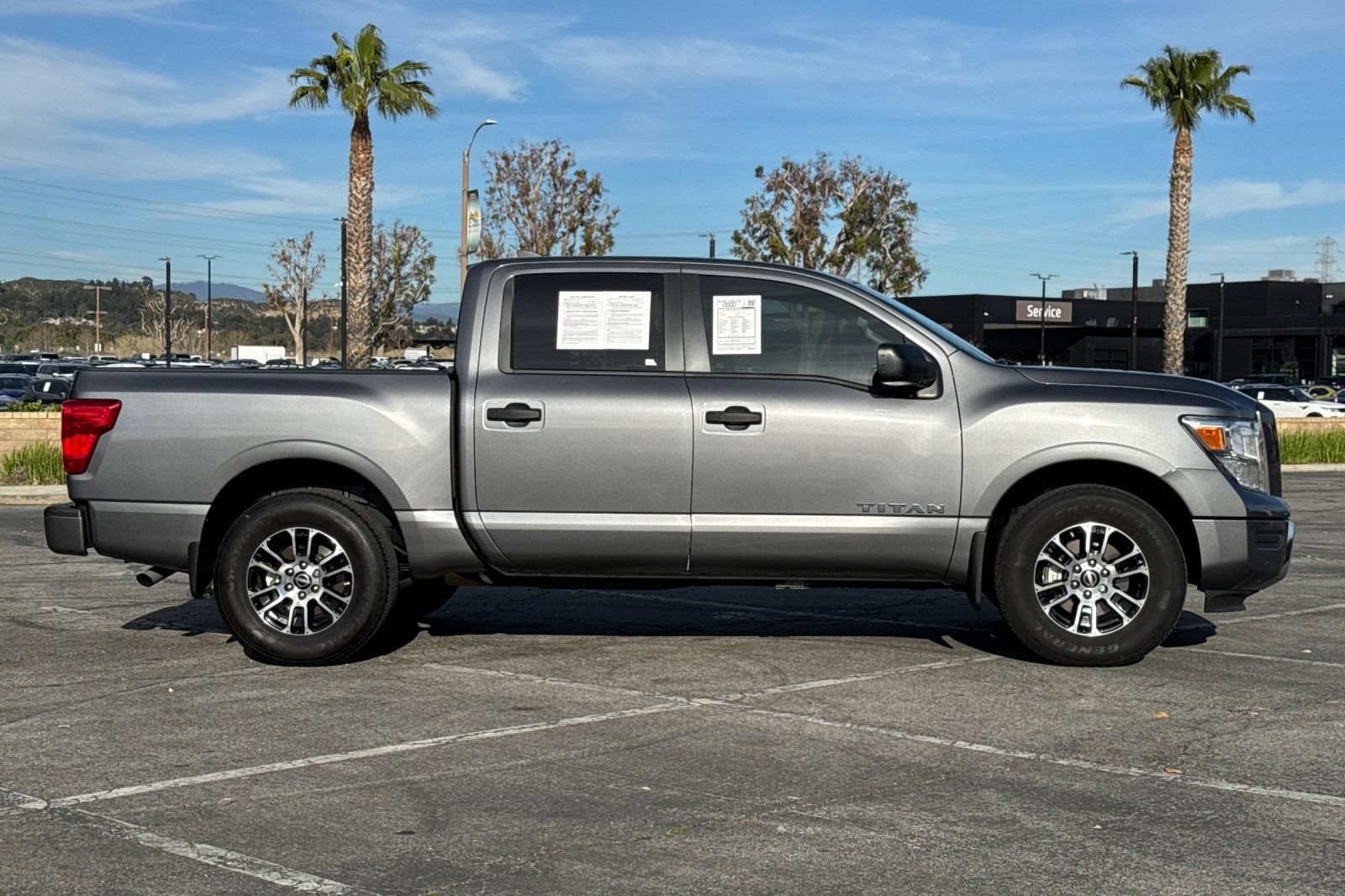 Used 2024 Nissan Titan SV w/ SV Convenience Package RWD image 3
