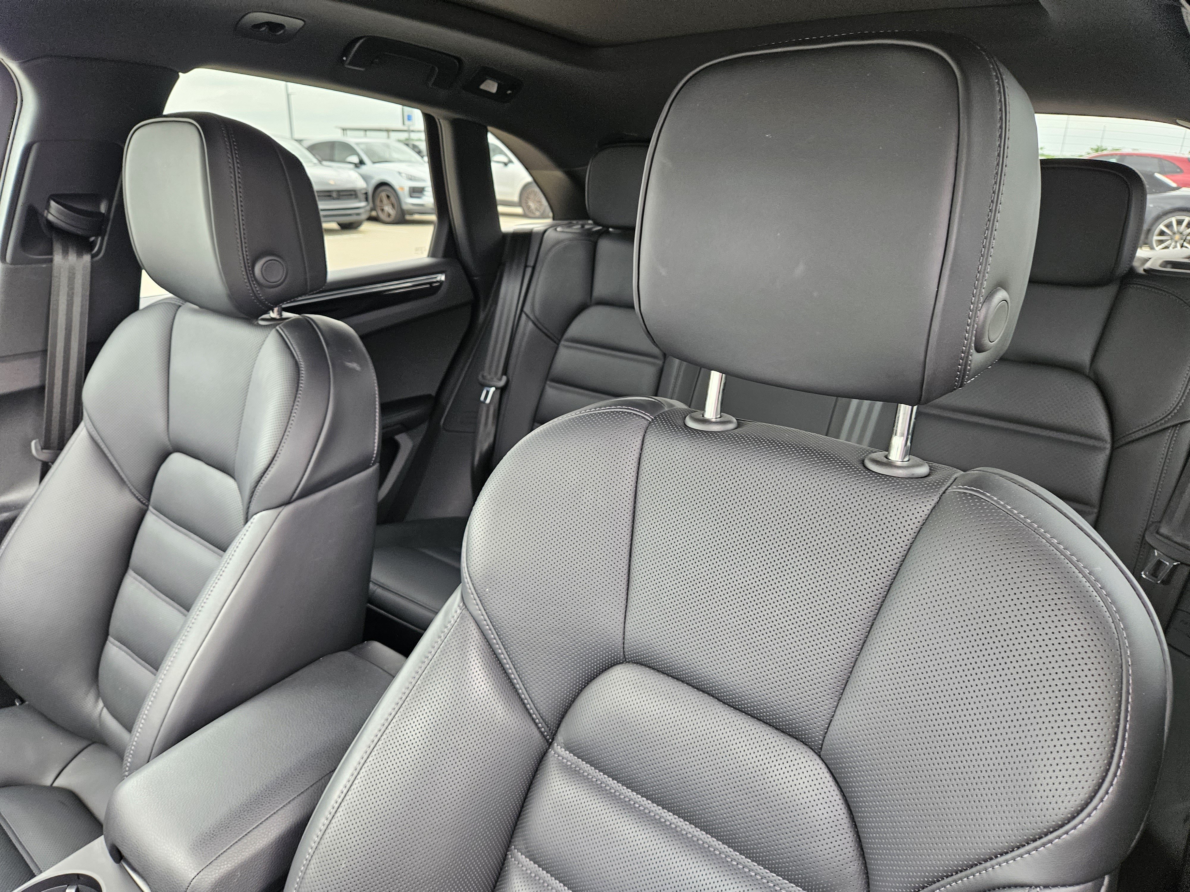 Certified 2026 Porsche Macan AWD/4WD image 6