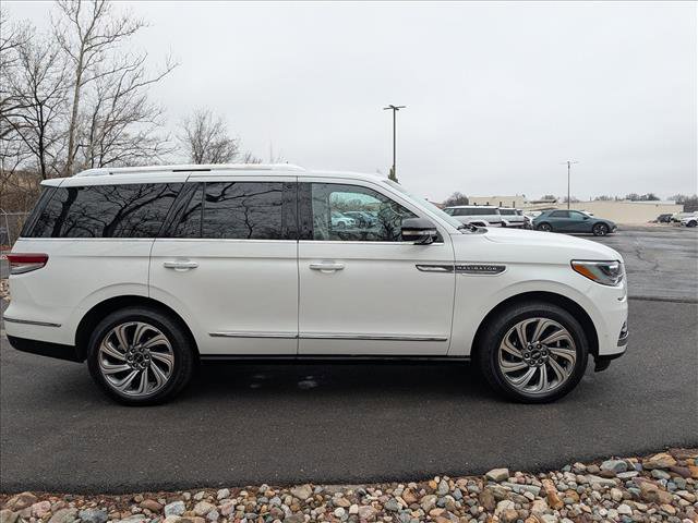 Used 2022 Lincoln Navigator Reserve image 6
