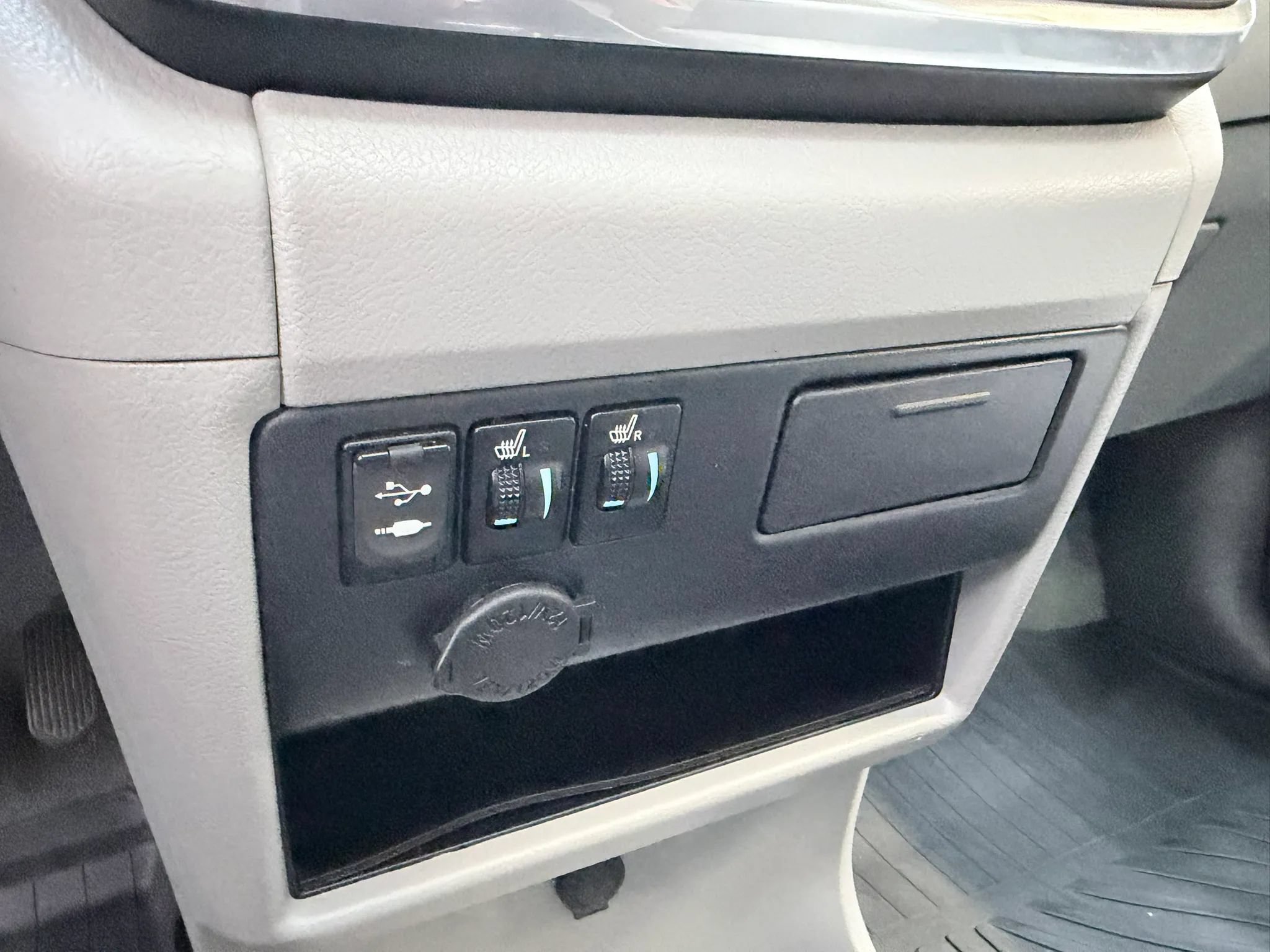 Used 2017 Toyota Sienna XLE FWD image 19